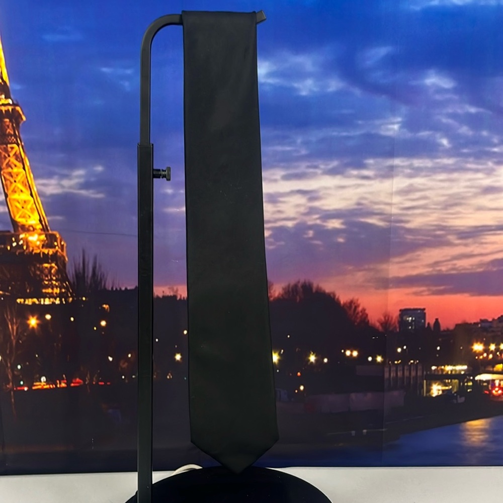 Black Van Heusen tie - EUC